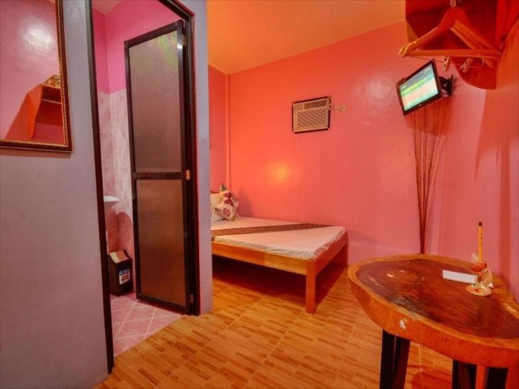 Oyo 622 Butterfly Totem Guesthouse Puerto Princesa Exterior photo
